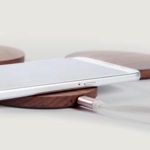 Cargador de madera para iPhone