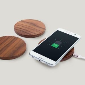 cargador iphone de madera